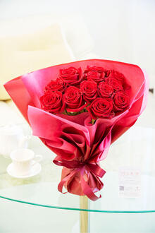そのまま置いて飾れる自立式の花束・ブーケ　赤バラ12本