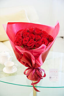 そのまま置いて飾れる自立式の花束・ブーケ　赤バラ20本