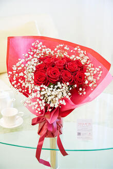 そのまま置いて飾れる自立式の花束・ブーケ　赤バラ12本＆カスミソウ