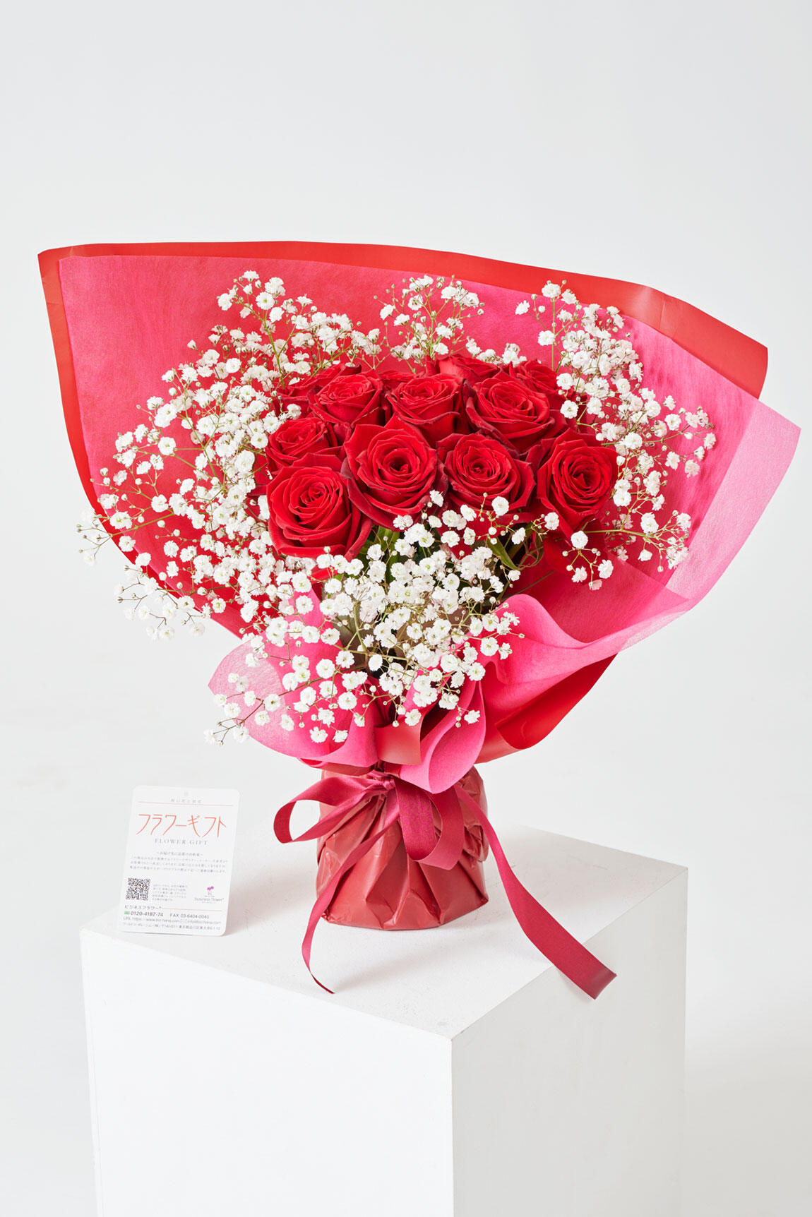 <p>水の交換などの手入れも不要で、国産苗にこだわった日本最高峰のバラ園の薔薇は長持ちです。花束を渡すまでに時間がかかってしまう場合や、花束のお渡しまでの保管にお困りの際は、そのまま置いて飾れる自立式の花束がおすすめです。</p>