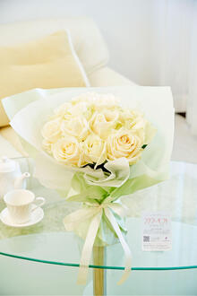 そのまま置いて飾れる自立式の花束・ブーケ　白バラ12本