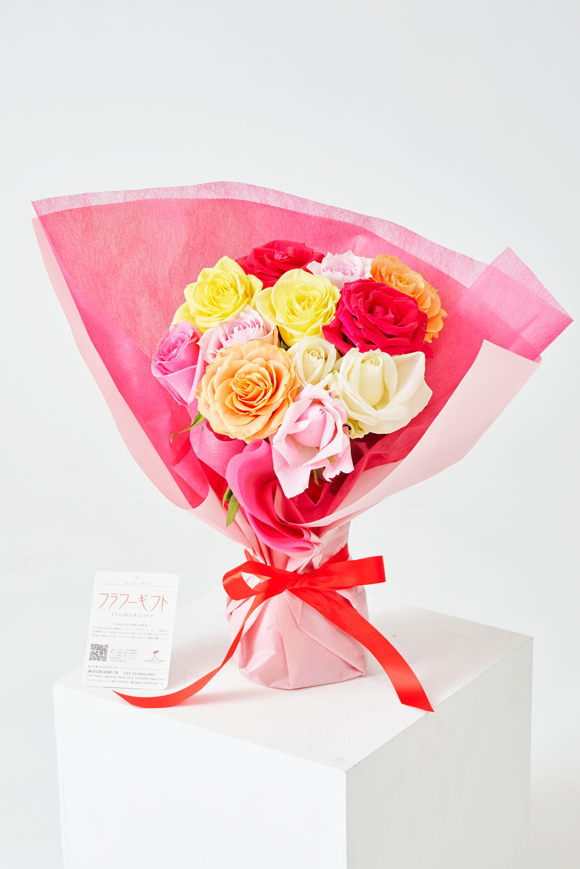 <p>水の交換などの手入れも不要で、国産苗にこだわった日本最高峰のバラ園の薔薇は長持ちです。花束を渡すまでに時間がかかってしまう場合や、花束のお渡しまでの保管にお困りの際は、そのまま置いて飾れる自立式の花束がおすすめです。</p>