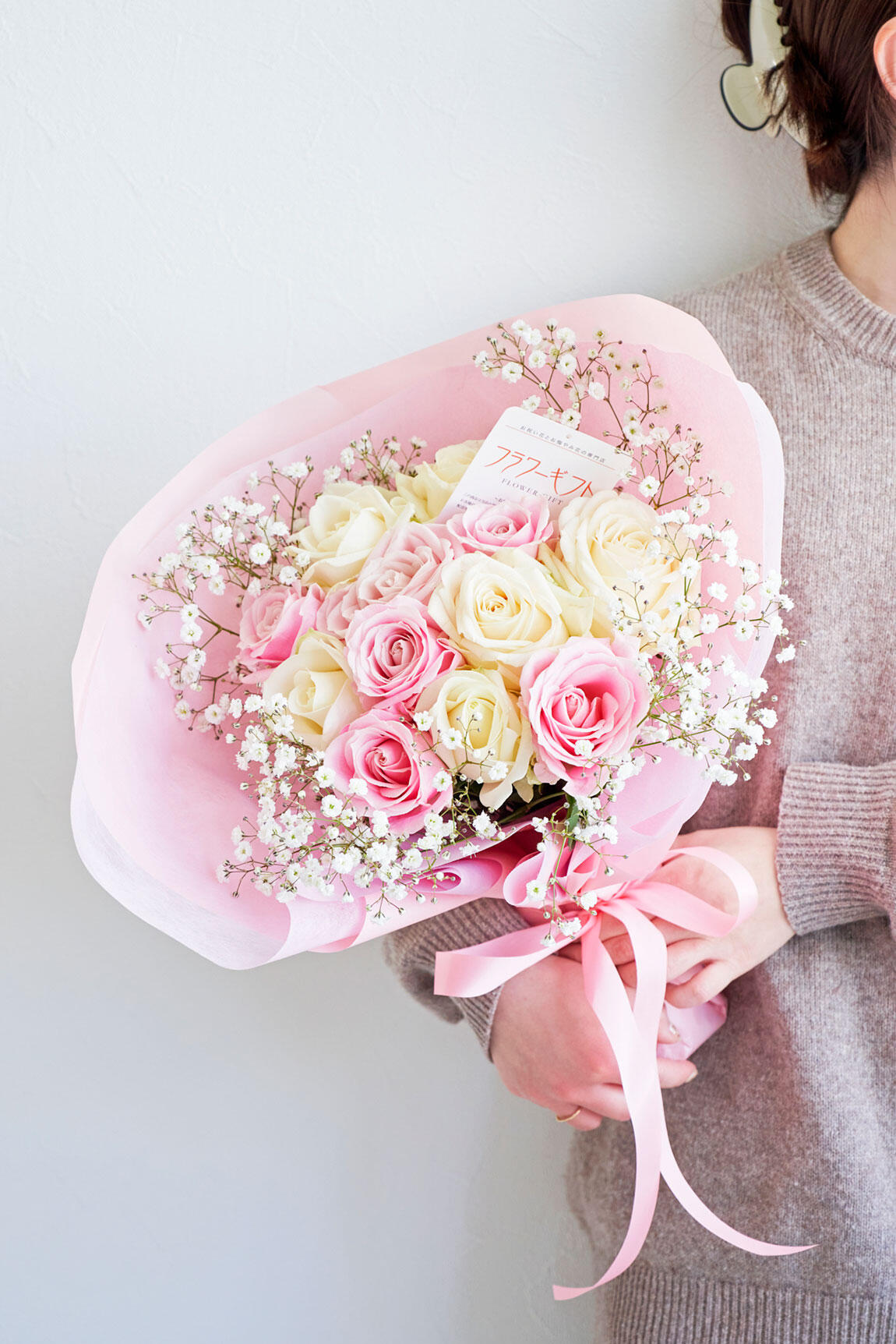 <p>そのまま置いて飾れる自立式の花束は、保水ゼリー入りの花器が根元についているため花瓶への生け直しが不要です。スタンドブーケタイプなのでアレンジメントフラワーのように花束のまま立てて飾っていただけます。</p>