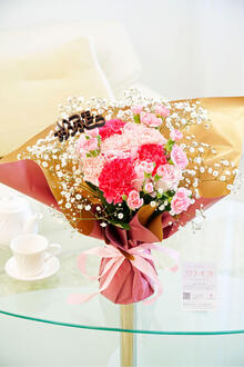 【2024年母の日】そのまま置いて飾れる自立式の花束・ブーケ　カーネーションとバラの花束・ブーケ（赤・ピンク系）＆カスミソウ（いつもありがとうハート型ピック付き）