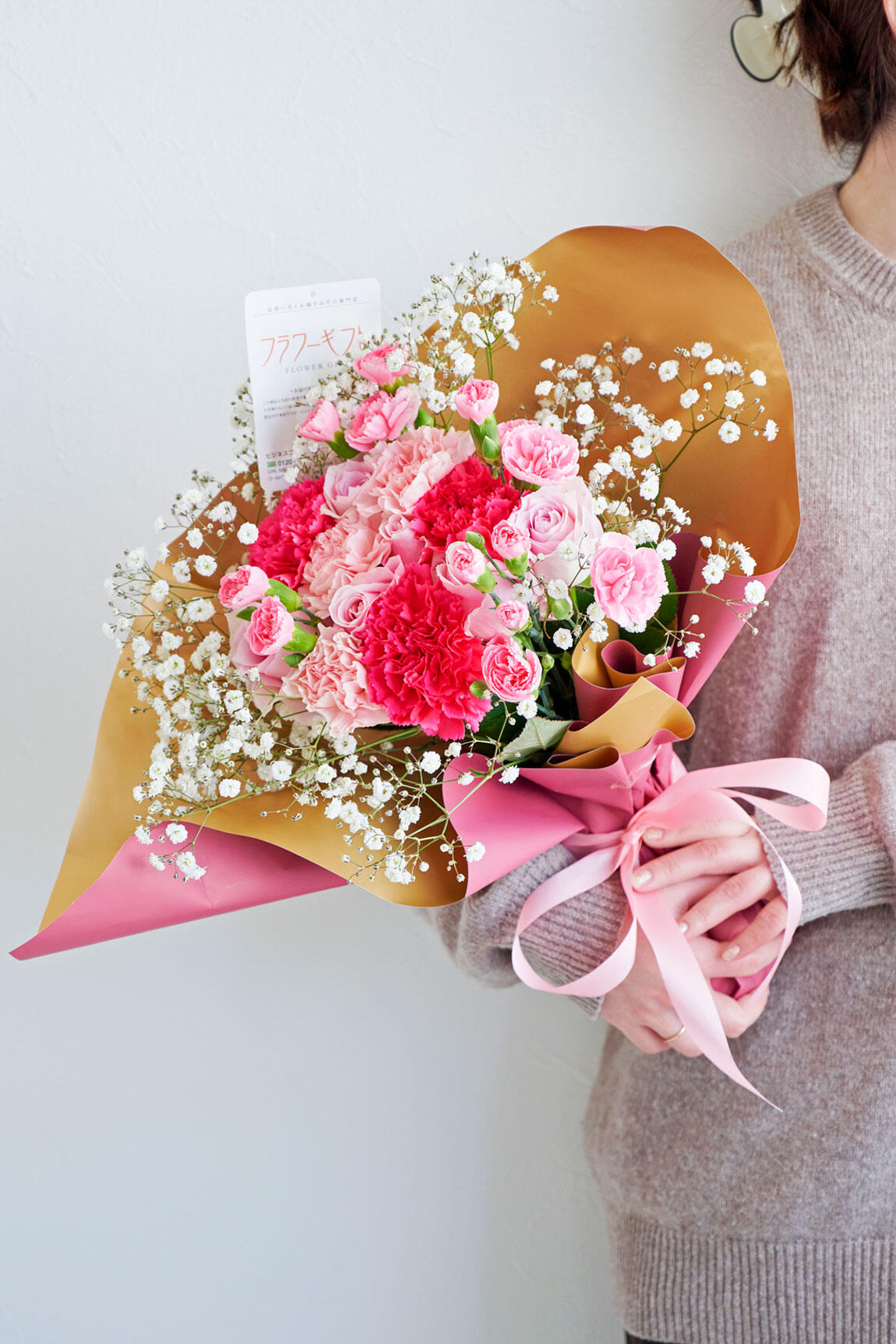 <p>そのまま置いて飾れる自立式の花束は、保水ゼリー入りの花器が根元についているため、花瓶への生け直さなくてもお飾りいただけます。<br />
生け直していただくとより長くお楽しみいただけますが、お届け先様に花瓶等を用意いただく手間をお掛けしません。</p>