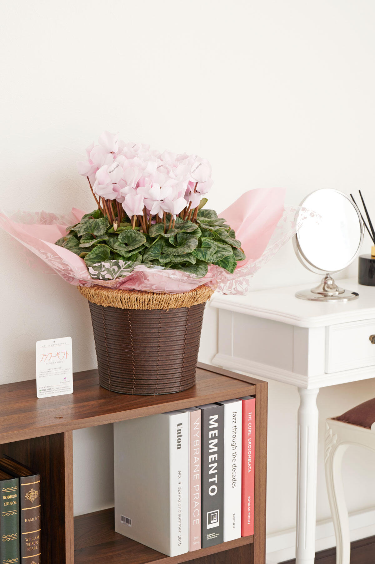 <p>冬季限定の贈答花で、お祝いを華やかに彩るピンク系のシクラメンとキラキラ輝く葉のラメ加工が特徴です。</p>