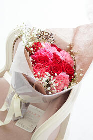 お母さんにありがとうを届けるカーネーションとバラの花束6,600円(税込)