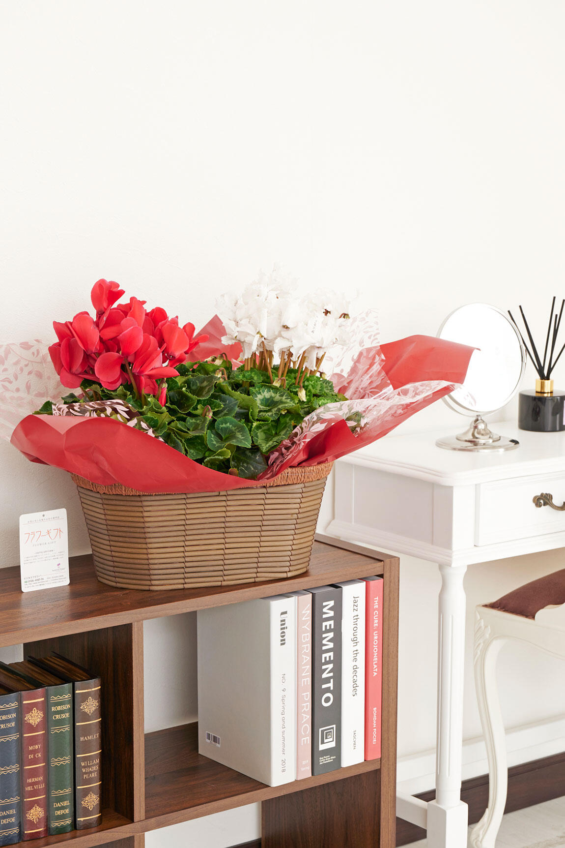 <p>冬季限定の贈答花で、お祝いを華やかに彩る紅白のシクラメンとキラキラ輝く葉のラメ加工が特徴です。</p>