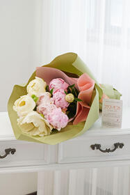 ボリューム感のある季節のお花芍薬（シャクヤク）の花束8,250円(税込)