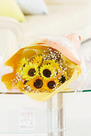 夏を代表するお花ひまわりのかわいいブーケ8,250円税込)