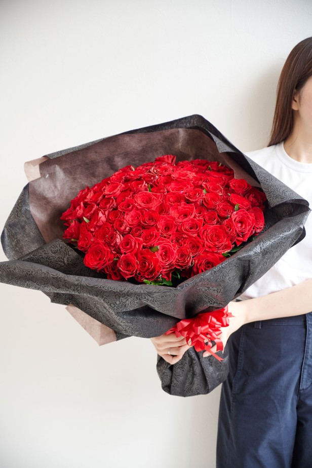<p>美しく咲き誇るバラたちの向こうにはきっと笑顔があるはず…</p>