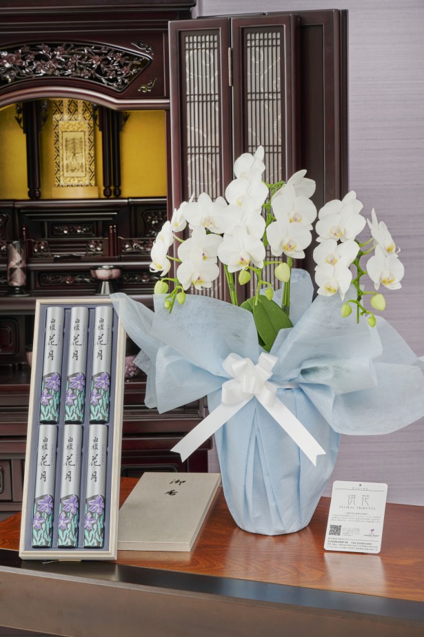 ＜ご自宅専用＞フューネラルミディ胡蝶蘭（白）　3本立（27輪以上）　［線香セット］