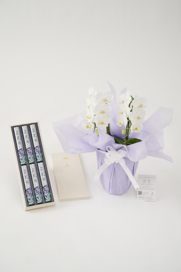 <p>ご自宅に飾る日頃の仏壇用花としては勿論、ご自宅葬などへお式前日までにお届けすることもできます。</p>