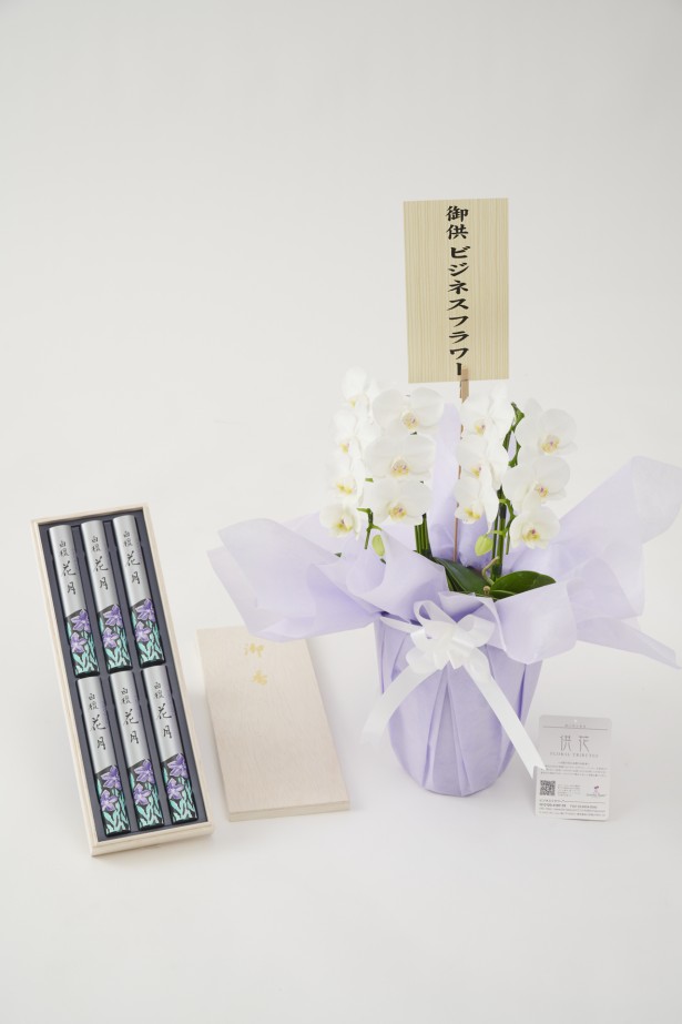 <p>全国（一部地域を除く）へ配送いたしますので、遠く離れた方や直接お会いすることができない方へのお盆や法事、法要、年忌法要（一周忌、三回忌など）のフラワーギフトにもお薦めです。</p>