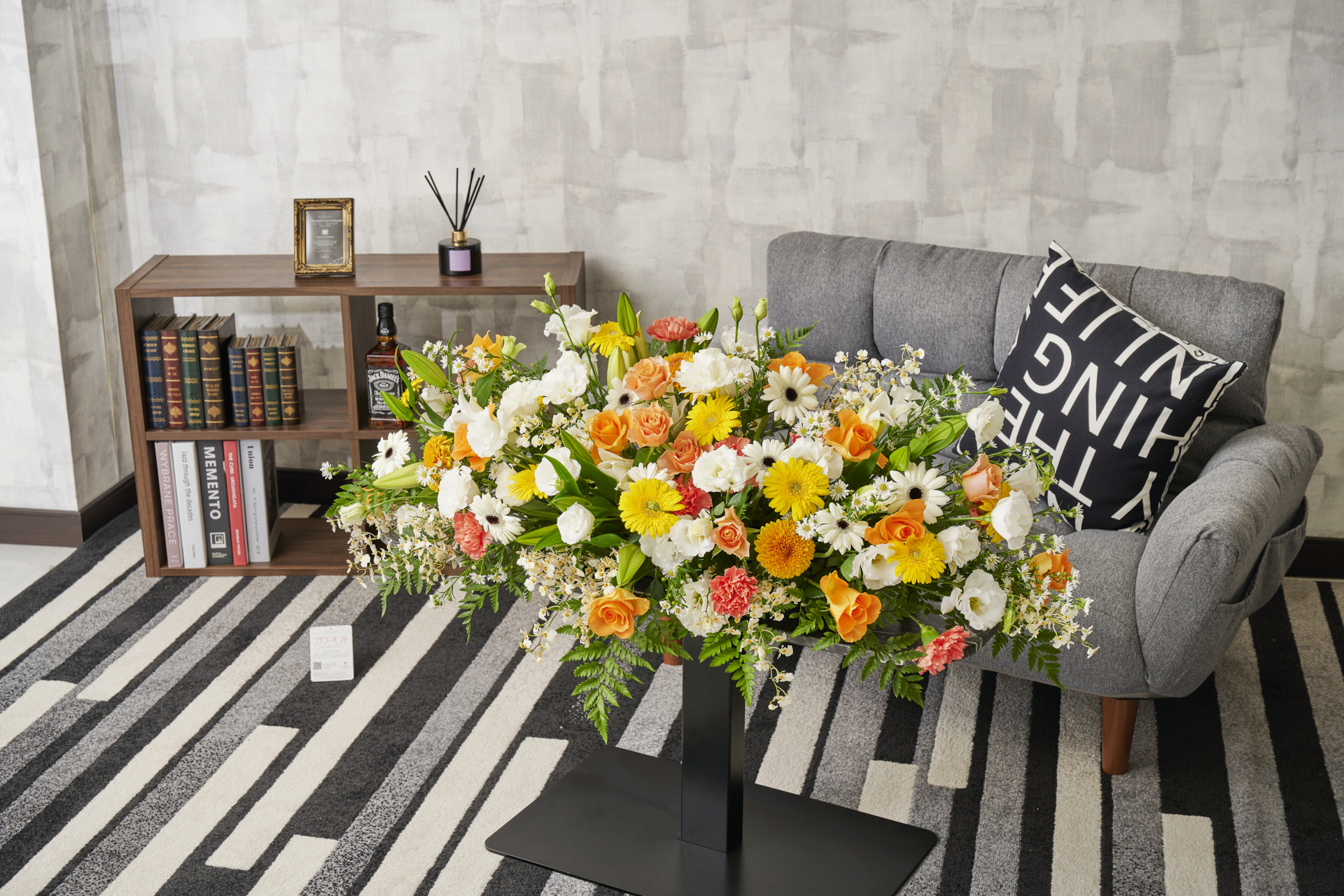 <p>挙式や披露宴の新郎新婦の高砂席や、講演会や式典の講師・来賓席の前に設置されることが多くございます。</p>