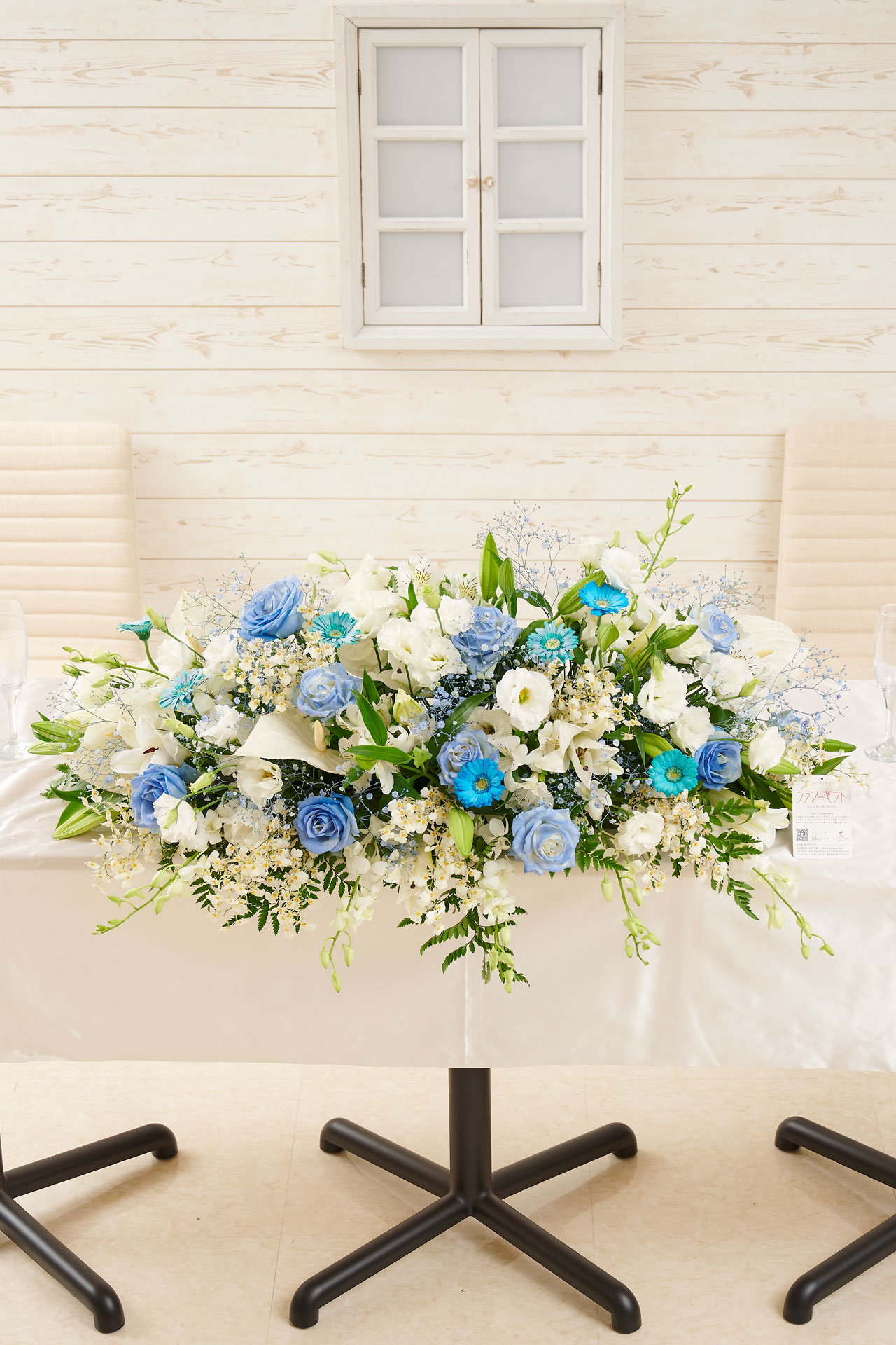 結婚式はもちろん、講演会やパーティーなどの式典を彩る横長アレンジメントフラワー「高砂装花（たかさごそうか）」