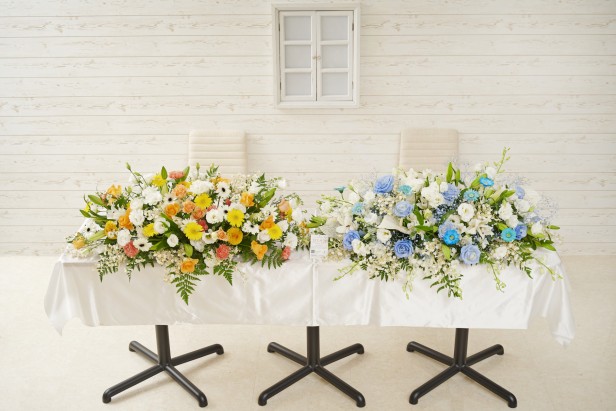 結婚式はもちろん、講演会やパーティーなどの式典を彩る横長アレンジメントフラワー「高砂装花（たかさごそうか）」