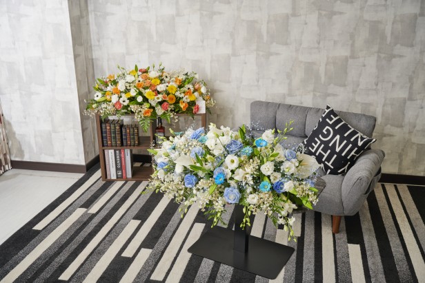 <p>挙式や披露宴の新郎新婦の高砂席や、講演会や式典の講師・来賓席の前に設置されることが多くございます。</p>