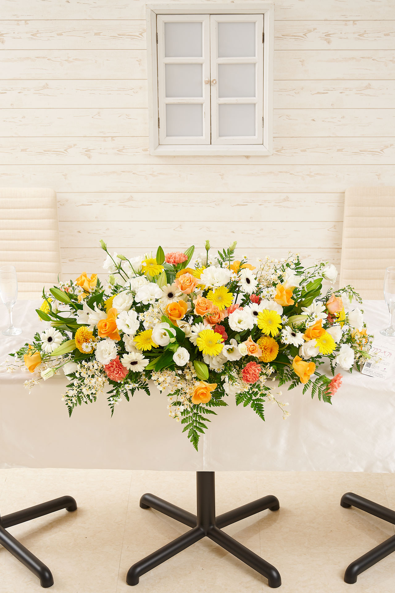 結婚式はもちろん、講演会やパーティーなどの式典を彩る横長アレンジメントフラワー「高砂装花（たかさごそうか）」