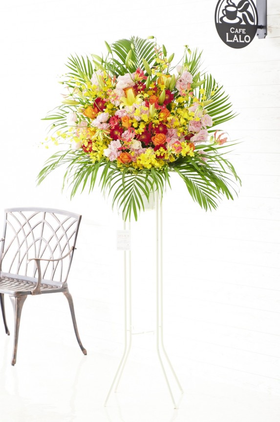 完全おまかせ花材で仕立てる一段のスタンド花です。内容に関する指定、希望は一切承ることができません。