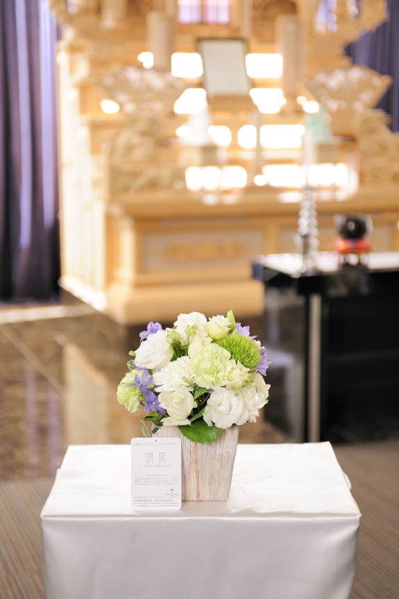 <p>法事や法要などで、祭壇や仏壇にお供えいただけるお花としてご利用いただけます。</p>