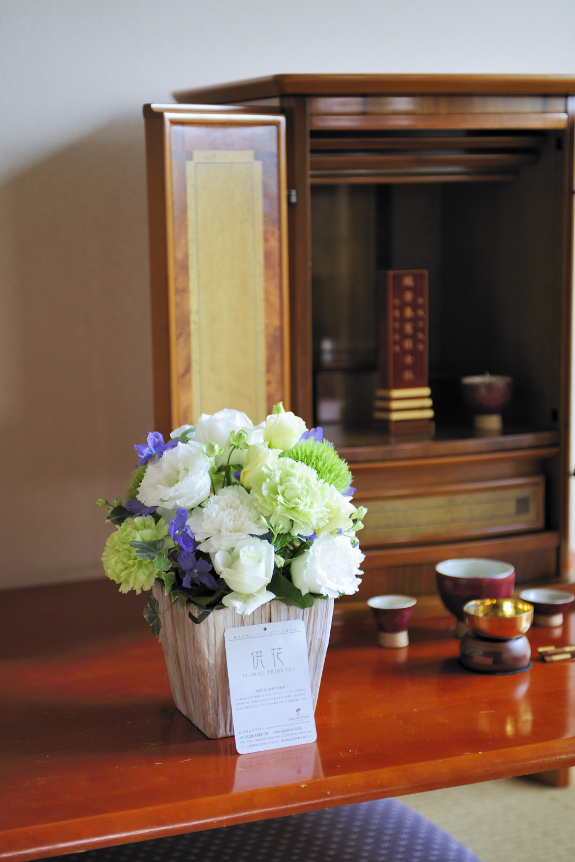 デザイナーの仕立てる「供花アレンジメントフラワー」SSサイズです。