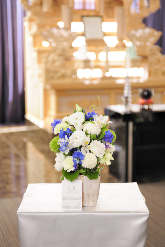 <p>万能型のアレンジメントですので、お亡くなりなってからの法事や法要などで、祭壇や仏壇にお供えいただけるお花としてご利用いただけます。</p>