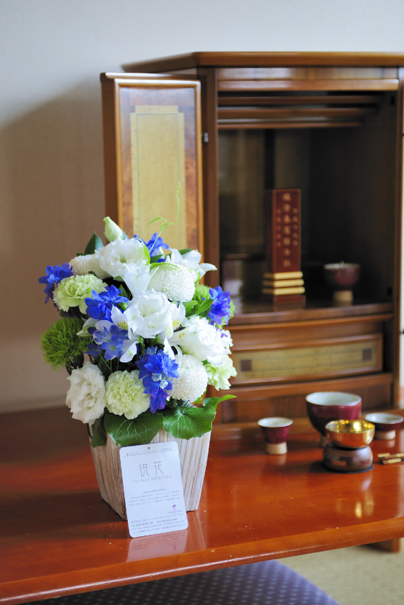 デザイナーの仕立てる「供花アレンジメントフラワー」Sサイズです。