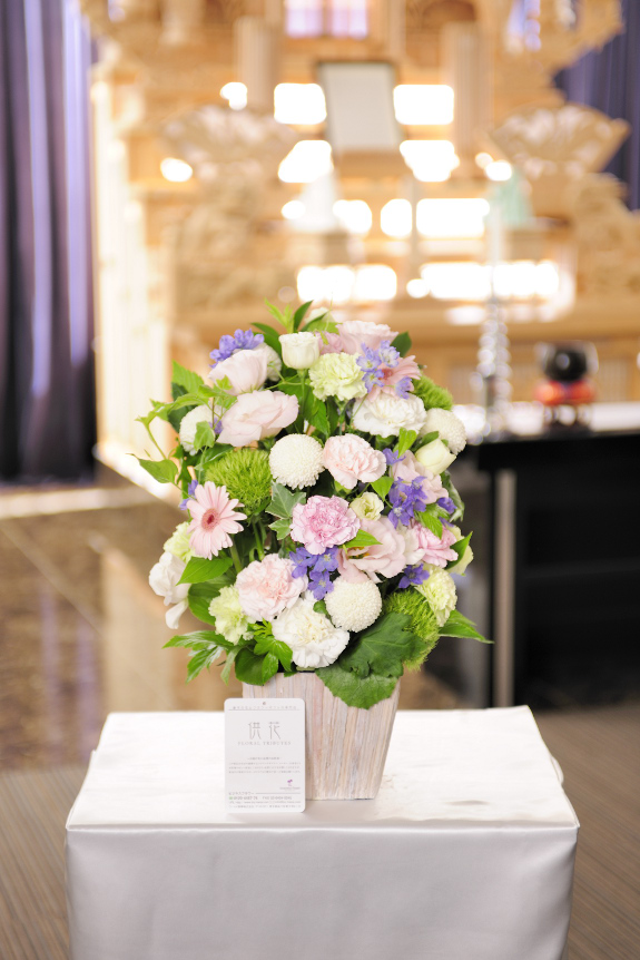 <p>法事や法要などで、祭壇や仏壇にお供えいただけるお花としてご利用いただけます。</p>