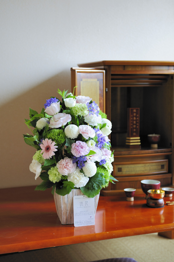 デザイナーの仕立てる供花で、万能型のアレンジメントフラワーです。