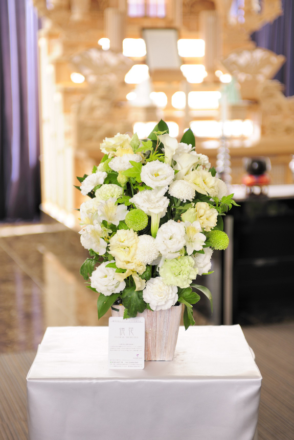 <p>万能型のアレンジメントですので、お亡くなりなってからの法事や法要などで、祭壇や仏壇にお供えいただけるお花としてご利用いただけます。</p>