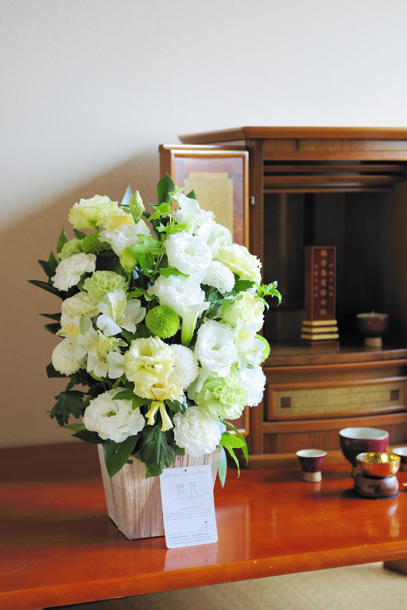 デザイナーの仕立てる「供花アレンジメントフラワー」1.5万円コースです。