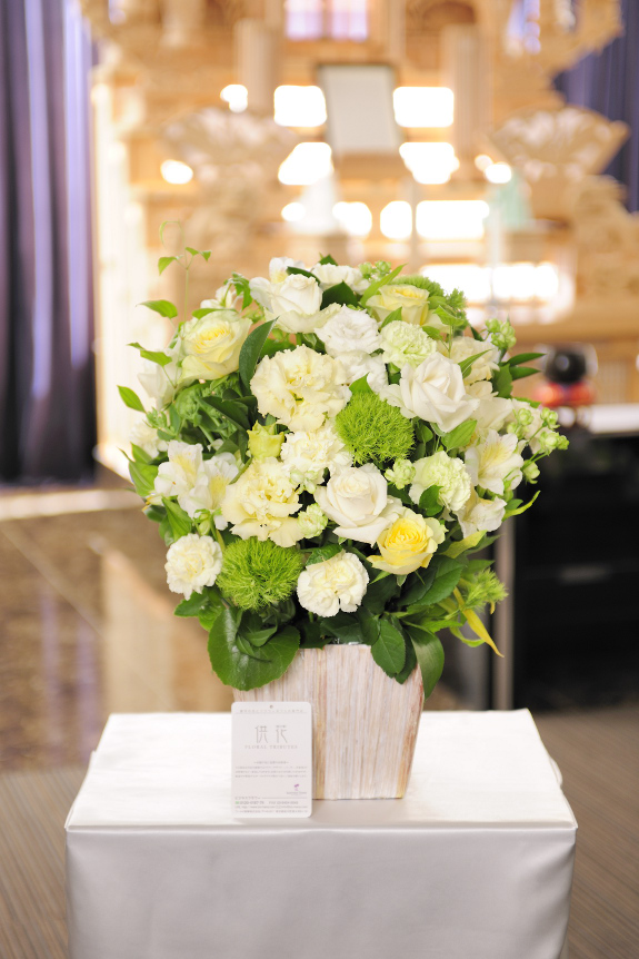 <p>法事や法要などで、祭壇や仏壇にお供えいただけるお花としてご利用いただけます。</p>