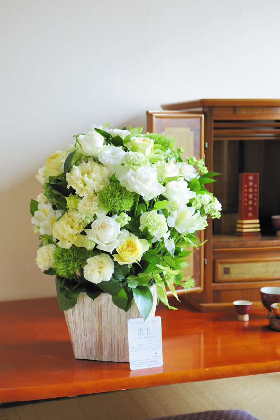 デザイナーの仕立てる供花で、万能型のアレンジメントフラワーです。