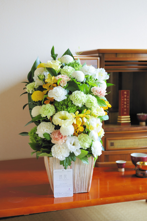 デザイナーの仕立てる供花で、万能型のアレンジメントフラワーです。