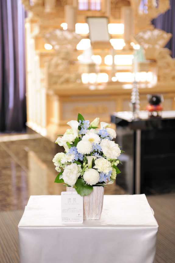 <p>葬儀用のお花に比べ、少し明るい配色や、お仕立てにしているのが特徴です。</p>