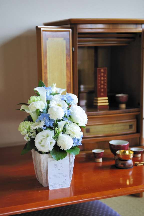 故人を偲ぶ「メモリアルアレンジメントフラワー」です