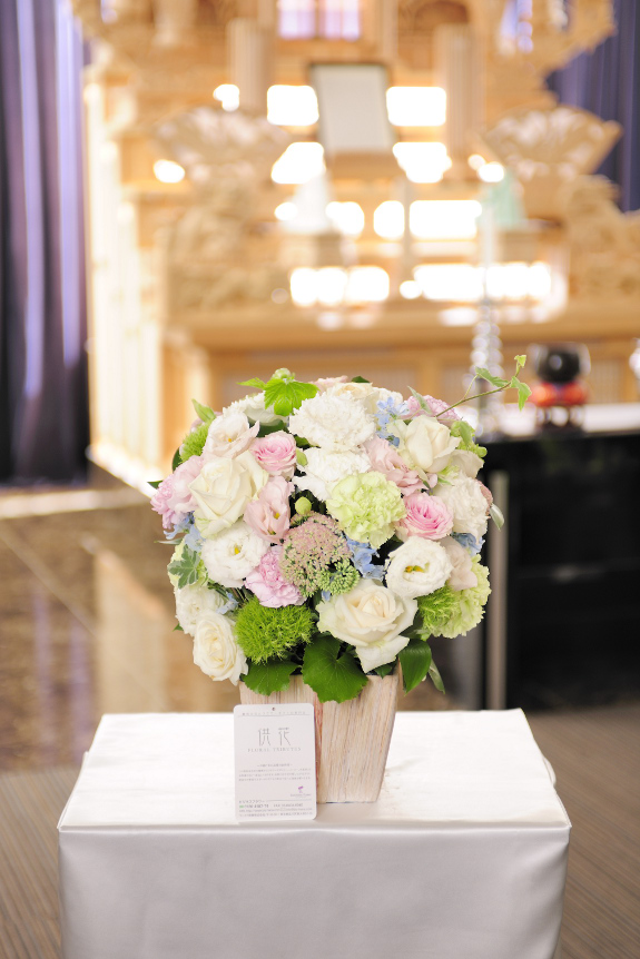 <p>葬儀用のお花に比べ、少し明るい配色や、お仕立てにしているのが特徴です。</p>