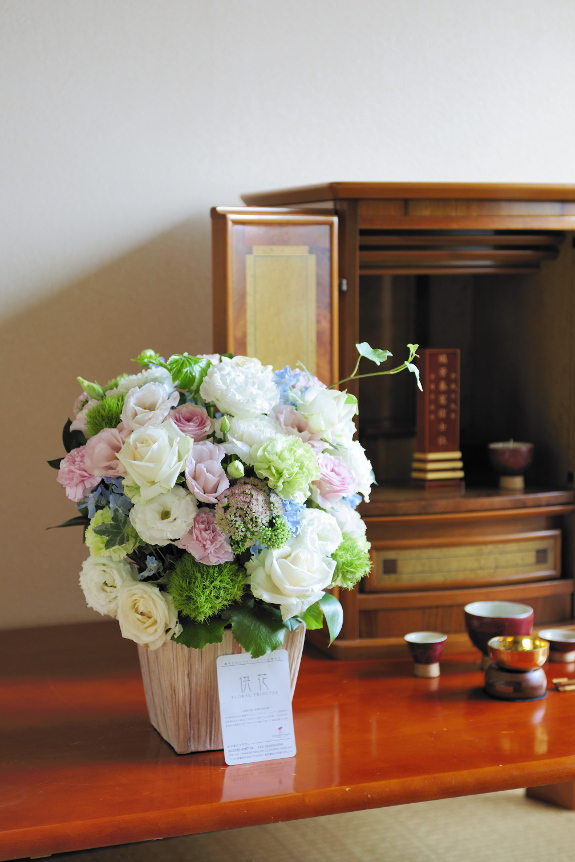 故人を偲ぶ「メモリアルアレンジメントフラワー」です
