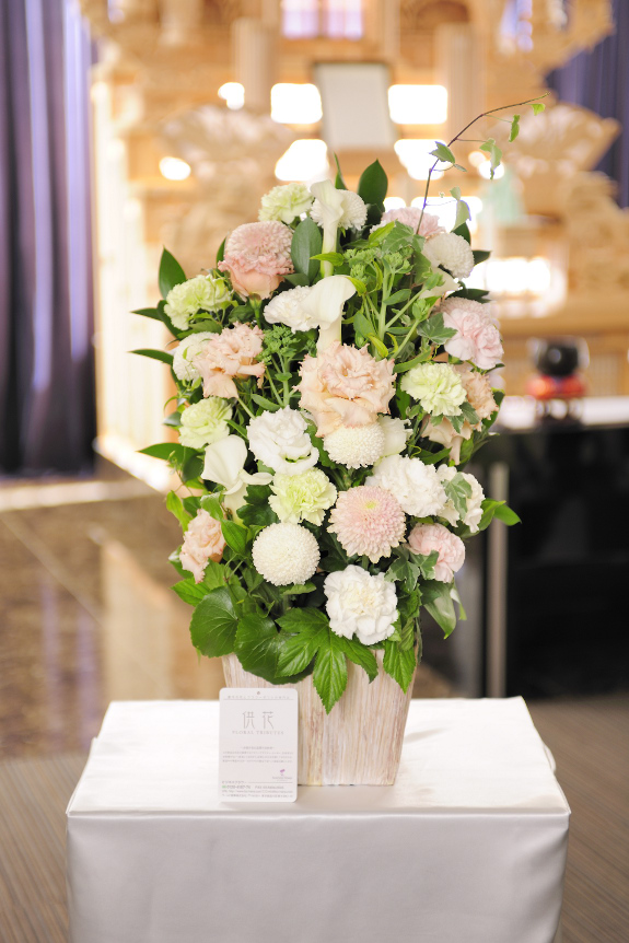 <p>葬儀用のお花に比べ、少し明るい配色や、お仕立てにしているのが特徴です。</p>