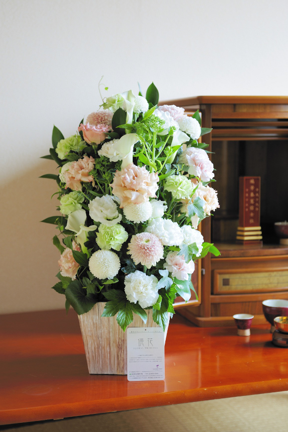 故人を偲ぶ「メモリアルアレンジメントフラワー」です