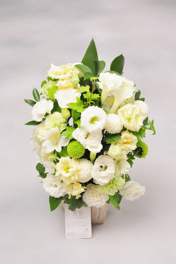 <p>ポンポン菊などを使用し、一般的な葬儀用のお花に比べ、少し明るい配色や、お仕立てにしているのが特徴です。</p>