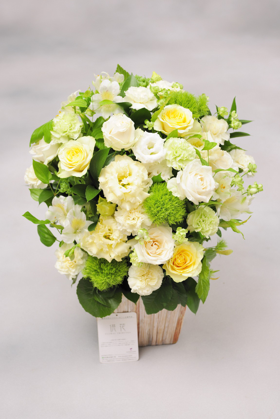 <p>一般的な供花の配色、白とグリーンに黄色を取り入れ、あまり重たくならない雰囲気にお仕立てにしているのが特徴です。</p>