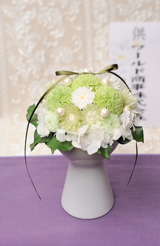 お悔やみ用のお花としては珍しいプリザーブドフラワー（枯れない花）でできた供花です。