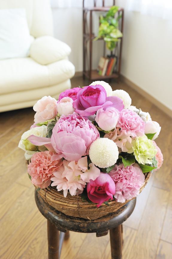丸いバスケットに溢れんばかりの季節の花材をアレンジメントしました。