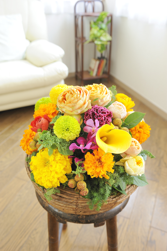 「和み」「癒し」をイメージして、丸いバスケットに季節の花材をアレンジメントしました！