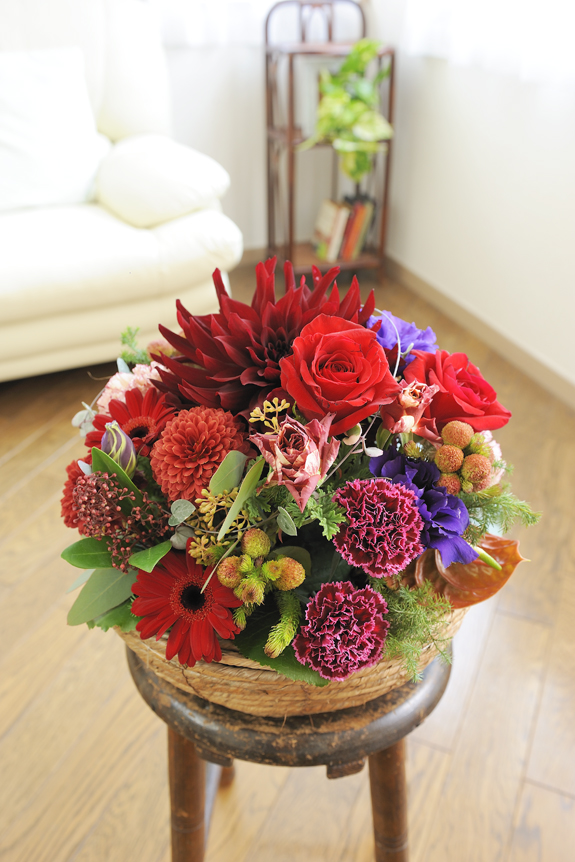 「和み」「癒し」をイメージして、丸いバスケットに季節の花材をアレンジメントしました！