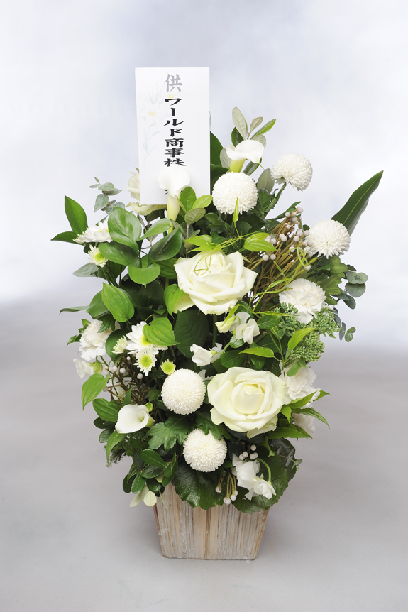 白とグリーンをベースにおまかせでお仕立てさせていただきます。※お供え用の立札又はメッセージカードを無料でお付けしております。