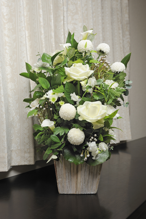 <p>「重たいイメージや暗いイメージにしたくない」方向けの供花アレンジメントです。Mサイズからは随分と見栄えが上がり、会社関連でお贈りする場合には標準的なサイズです。</p>