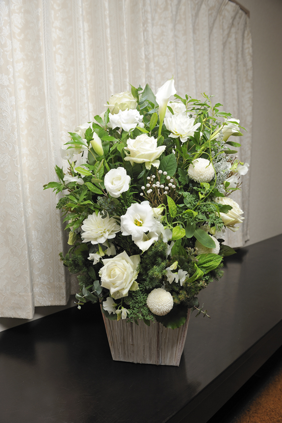 <p>「重たいイメージや暗いイメージにしたくない」方向けの供花アレンジメントです。Ｌサイズは見栄えも大きくとても存在感があります・・・</p>